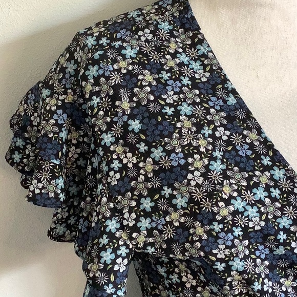 Max Studio wrap dress floral print blue and white size  M - Picture 2 of 9